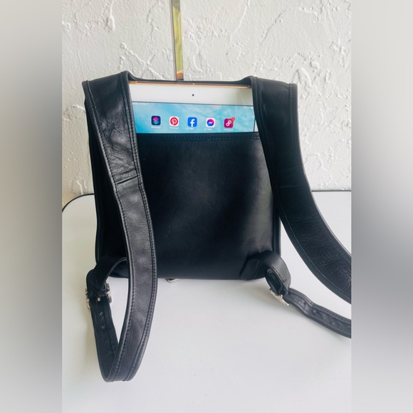 VINTAGE RARE HIPPIE COACH SLIM FLAT BACKPACK #9405 BLACK LEATHER - Picture 13 of 16